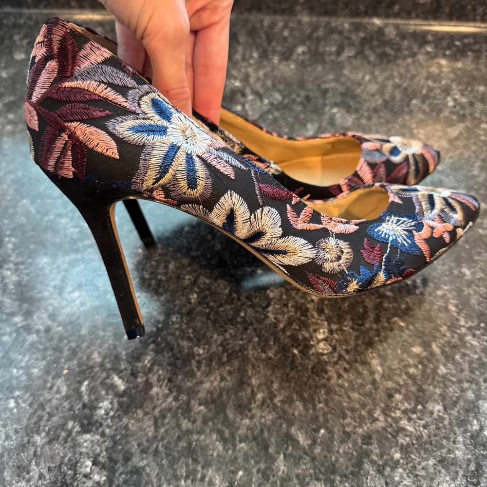 G.I.L.I. Got It Love It Floral Embroidered Pointed Toe Pumps Black Multi 8.5M - Picture 7 of 8